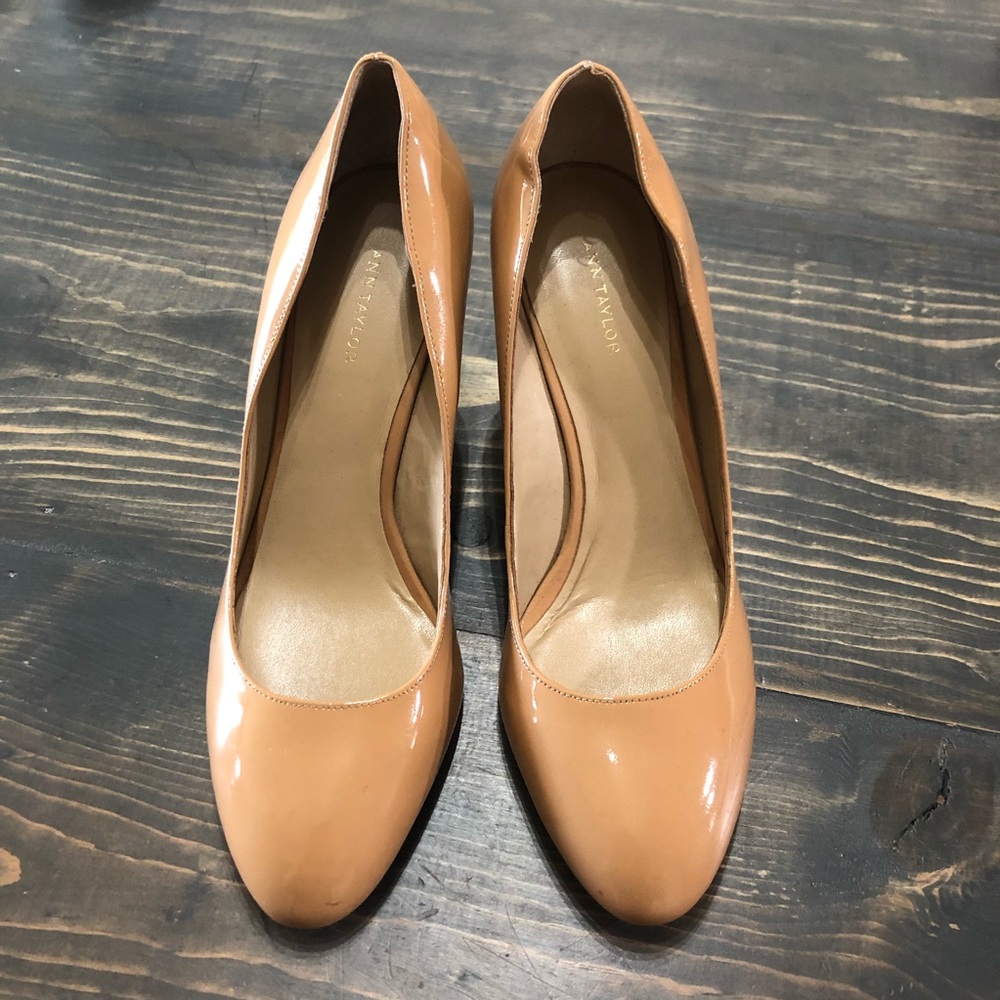 ✨Ann Taylor Patented Nude Wedge Heels sz 7.5